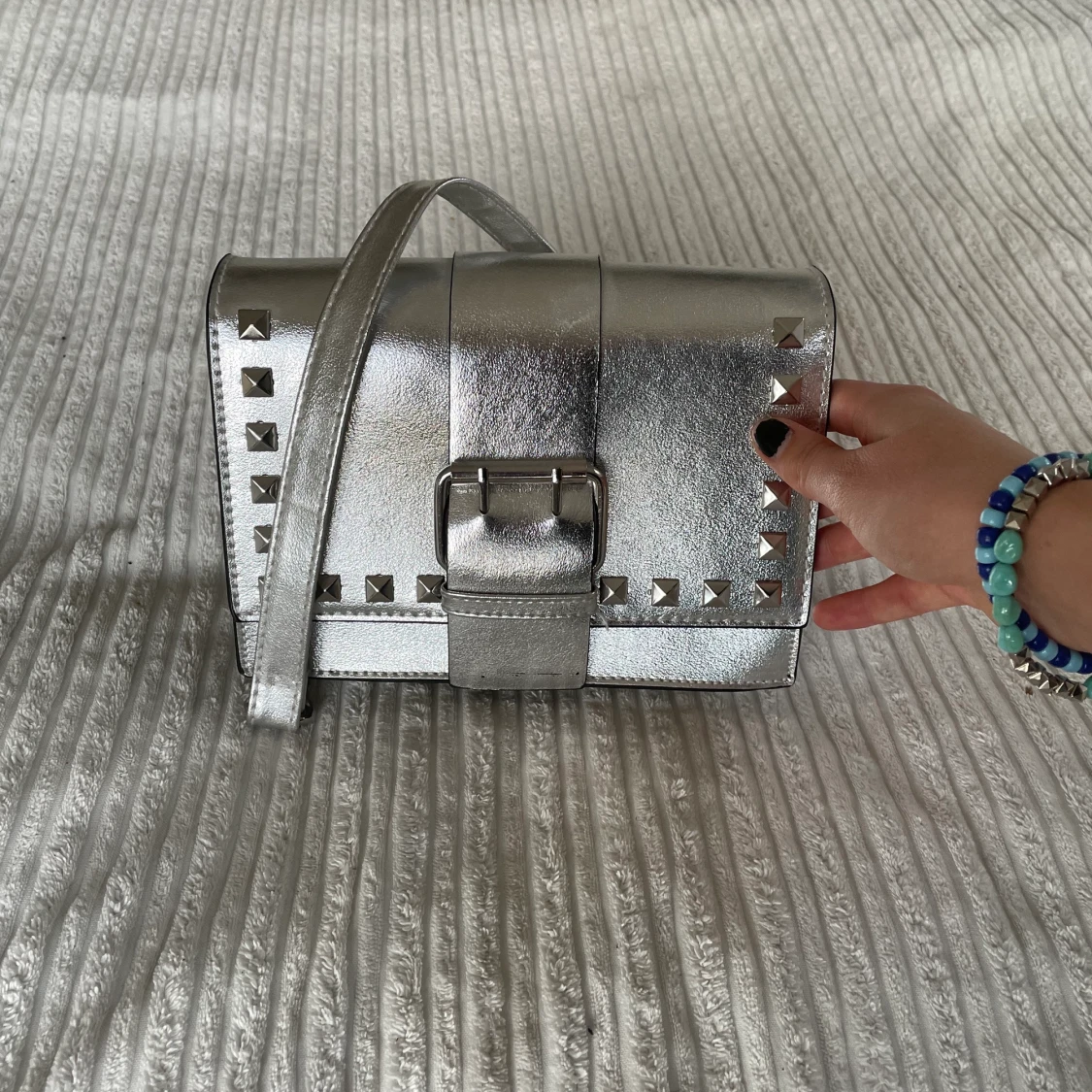 Silvrig väska m. nitar - 91