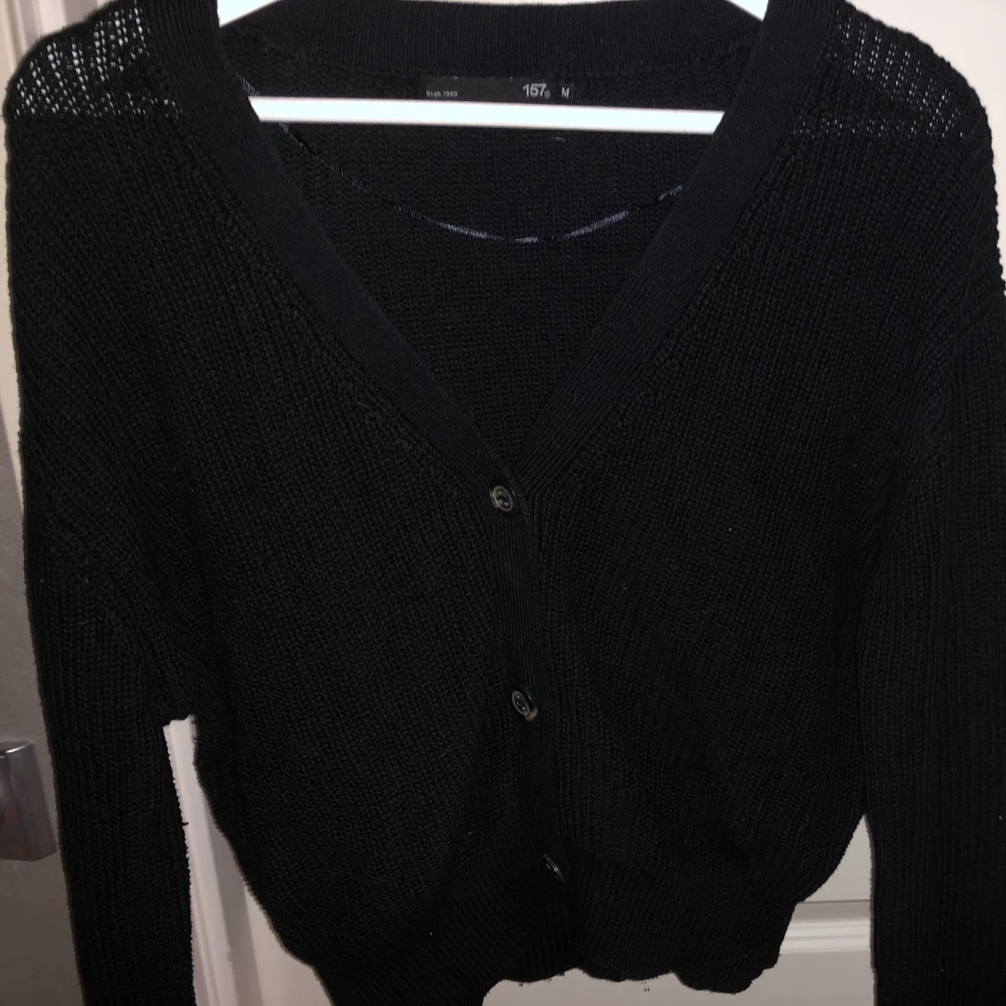 Stickad kofta med knappar