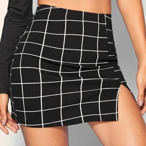 Rutig kjol med slit - Svart rutig kjol med slits. Den är väldigt kort men superfin 