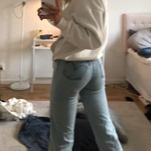 Levis jeans  - Jättesnygga Levis jeans. Mycket använda men inga skador eller fläckar. Sitter som en smäck. Köpta för 1100kr säljer för 500kr + frakt 