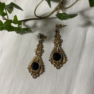 Unika örhängen  - Ett par jättecoola örhängen!! Köpta begagnade, men i bra skick. Postar eller möts i Uppsala, och skriv om du undrar något!! 🥰