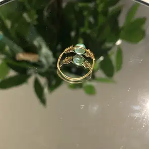 En hemmagjord ring med en turkos pärla och rostfri ståltråd i färgen guld. Fin att ha som vardagsring men ocksånär man vill vara lite finklädd.