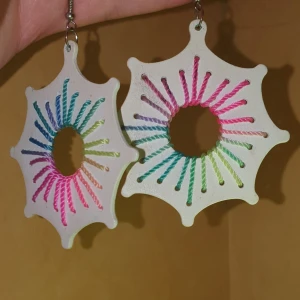 Vita örhängen regnbågens färger  - Säljer över 100 plagg! 🤩 Stor mängdrabatt när du köper fler saker! 🤑 Vänta inte för länge då jag flyttar i slutet av September och gör mig av med allt! 