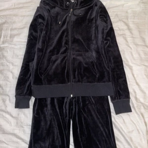 Mjukisset  - Svart mjukisset i storlek M ifrån Cubus. 100kr för hela sättet eller 70 kr för vardera del. Köpare står för frakten (66 kr och går att spåra eller att vi tillsammans bestämmer ett billigare pris för frakt) 💕 bara att kontakta för flera bilder eller frågor