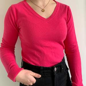 En rosa tröja med V-ringning från H&M. I storlek 36-38. 