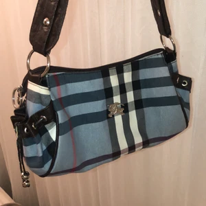 Väska  - Suuuperfin och trendig väska som har rikligt med utrymme. Denna väska piffar verkligen upp en Basic outfit!! Övriga frågor kan ni fråga i kommentarerna eller kontakta mig personligen💕 Bud sker i kommentarerna 💕 LEDANDE BUD: 270+frakt 