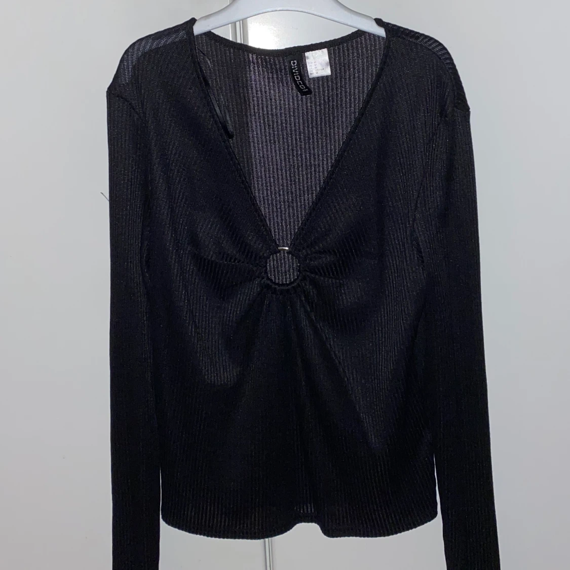 Ribbad tröja med detaljer