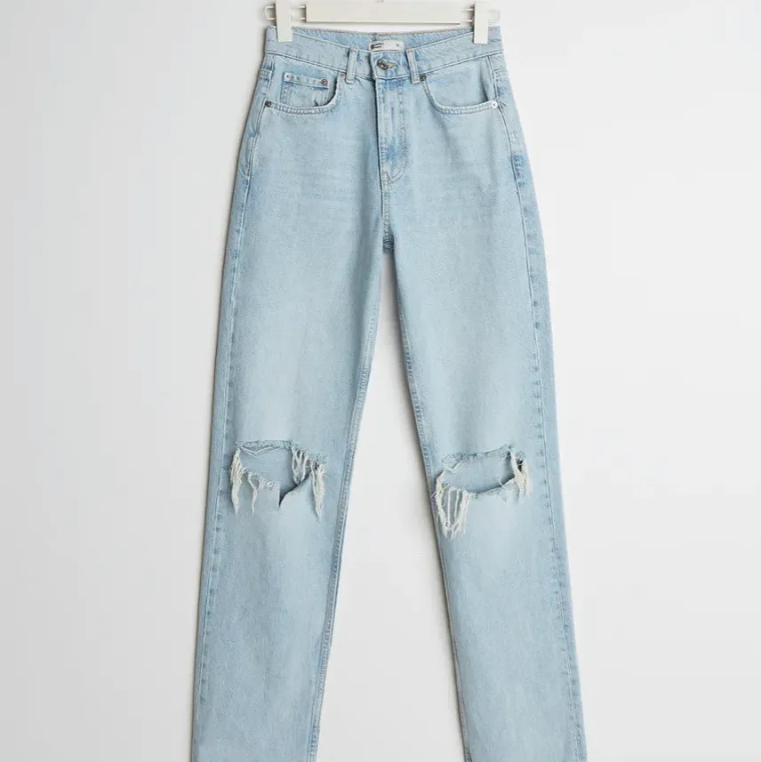 Jag säljer mina jeans från GinaTricot i modellen ”90s tall jeans”, jag är ungefär 168 och dem var för långa för mig. Så om du är intresserad, hör av dig!! Dem är endast provade och har lappen kvar. 👍🏼 . Jeans & Byxor.