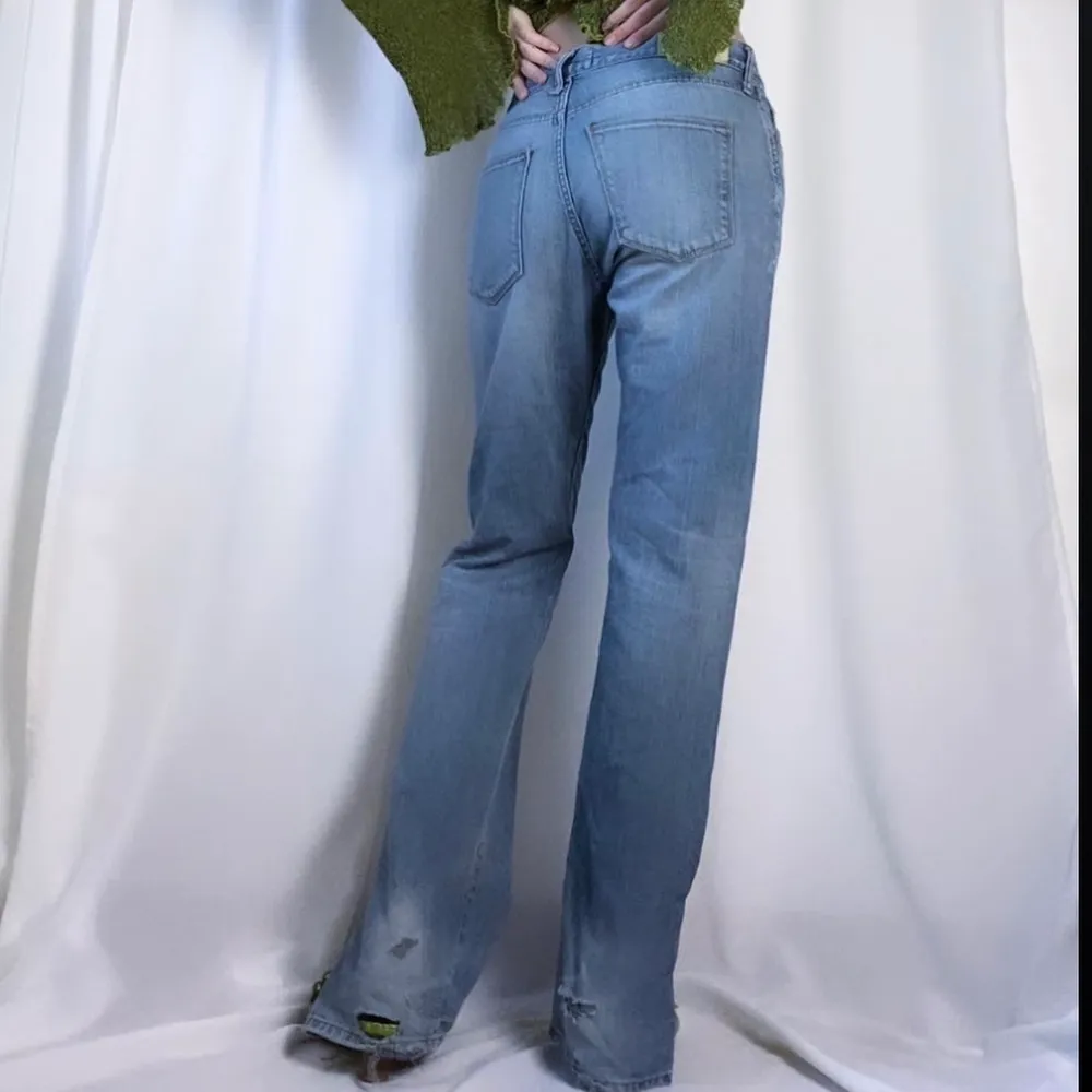 Acne jeans. Uppsprättade längs med benen. De har några hål längst ner på baksidan (se sista bilden) men i övrigt gott skick! +Frakt 66kr. Jeans & Byxor.