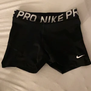 Nike shorts - Säljer dessa Nike shorts för träning i storlek M men passar för dem med S också😊