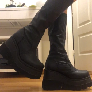 Demonia Shaker - 65 - INTRESSEKOLL på mina Demonia Shaker - 65 I strl 38, då jag inte fått någon användning av dem och tycker att de förtjänar någon som kommer att använda dem. De är helt nya, har endast testat dem. Jag köpte dem för ca 1400kr på deras offiella hemsida. Blir eventuellt en budgivning och tillräckligt är intresserade eller så säljer jag dem om någon kommer med ett rimligt pris. Om du har några frågor är det bara att kontakta mig! SKRIV TILL MIG OM INTRESSERAD