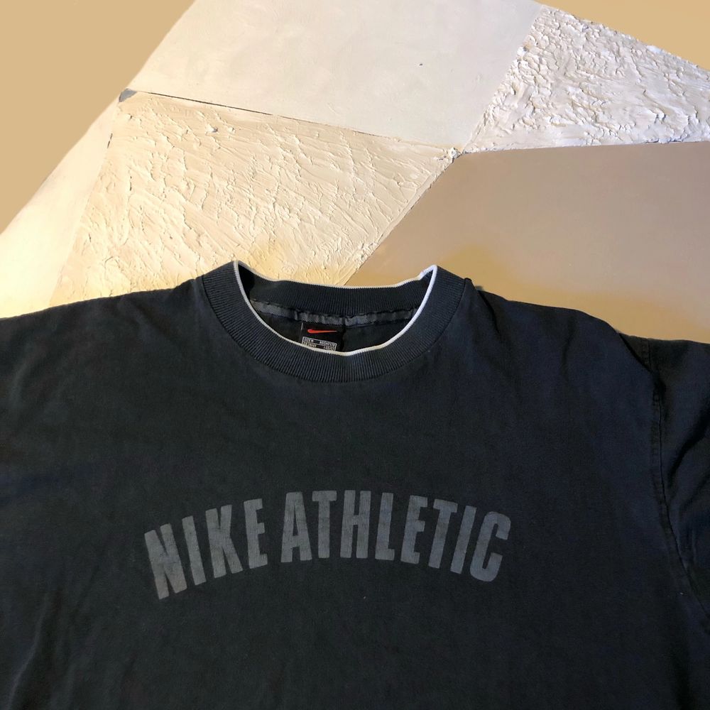 Nike athletics tee med sjukt najs fading. Tröjan är vit runt kragen och armen. Är från 90-talet och har ett litet hål vid halsen annars i toppskick. Storlek Medium.. T-shirts.