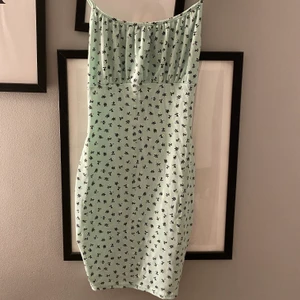 Sommarklänning - Så fin klänning som endast är använd typ 3 gånger. Klänningen är lite genomskinlig men med beiga underkläder syns inget! Köparen står för frakten, om flera är intresserade blir de budgivning 💓 (buda i kommentarerna). Bud ökar med 10 