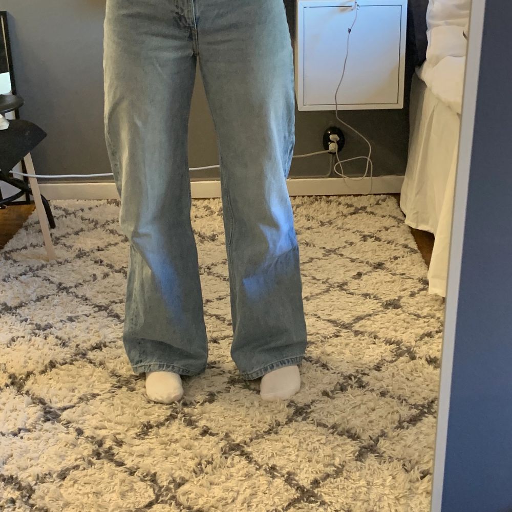 Säljer mina fina jeans ifrån monki! Väl använda men bra skick. Litet hål kom privat för bild på hålet. Säljer då dem är lite för stora. Även lite långa på mig som är 159. Köparen står för frakten. Buda med 10kr+ varje gång eller köp direkt för 200kr 💖💖 osäker på vad frakten är på i nuläget!. Jeans & Byxor.