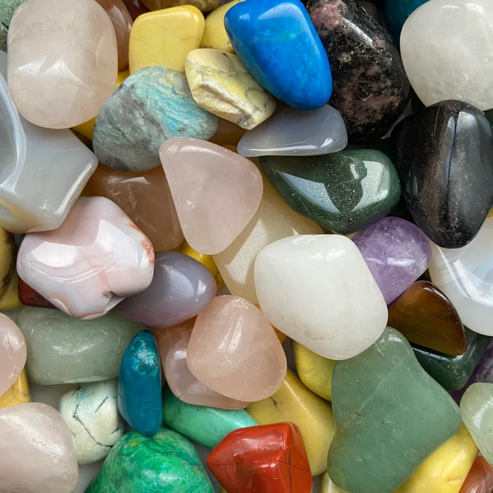 Jättefina stenar från Sydafrika. Det är bl a kvarts, agat (olika färger) och aventurin☺️ Pris varierar från sten till sten och frakt varierar beroende på vikten❤️ (sista bilden är på ett ungefär de som finns kvar). Här är en uppdaterad prislista:  Mindre stenar: 10kr/st Mellanstora stenar: 15kr/st (Vissa större stenar kostar 20kr/st) ”Unika” stenar (de som det bara finns en av): 20kr/st Rosenkvarts (mellanstora): 17kr/st (dessa är mest eftertraktade) Om ni vill se bild först kan ni bara fråga❤️. Övrigt.