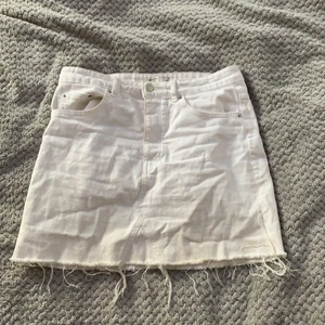 Vit kjol från Gina  - As snygg vit kjol från Gina! Strl 38. Tvättas innan.