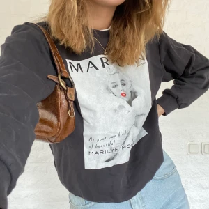 Svart sweatshirt - Denna mörkgråa/svarta sweatshirt har ett tryck med Marilyn Monroe på, den är super bekväm och mjuk på insida. Älskar🖤✨
