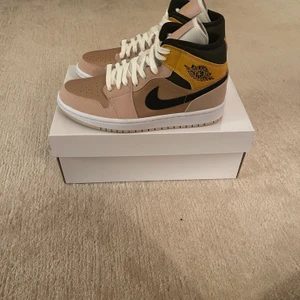 Jordan 1 comfort particle beige - Jordan 1 comfort particle beige us 6 och 7/ eu 36,5 och 38.  Buda från 1350 och bin är 1799
