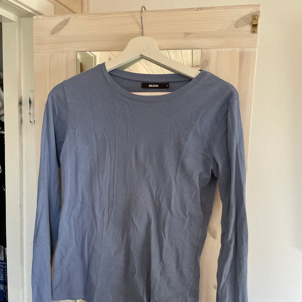 En snygg tröja med en fin blå färg. Endast använd ett fåtal gånger. Kan mötas upp i centrala Stockholm annars står köparen för frakt☺️. Tröjor & Koftor.