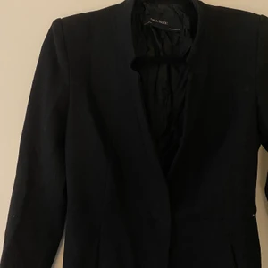 Kavaj/jacka  - Svart jacka från zara, fint skick.