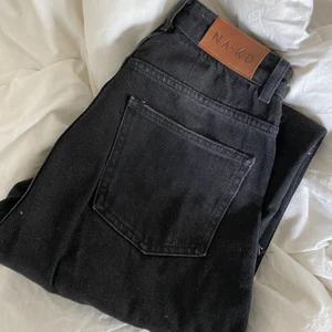 Gråa jeans - Ett par svarta/gråa jeans från nakd. Rak modell med rå kant nertill. Använda fåtal gånger. Frakt tillkommer🥰