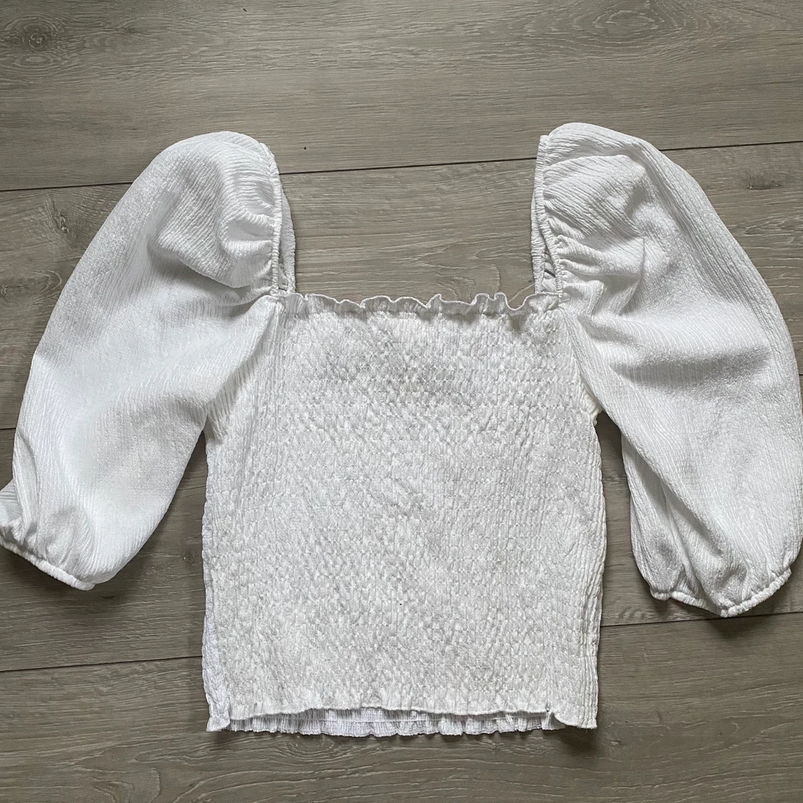 Vit topp med puffärmar  - 91