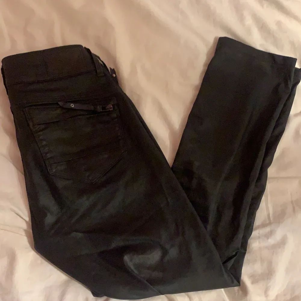 Svarta vaxade jeans från g star. Lågmidjade passar en xs!. Jeans & Byxor.