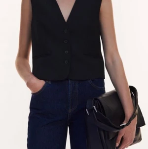 Väst från zara - Cool svart väst från zara! Aldrig använd i storlek XS!💘