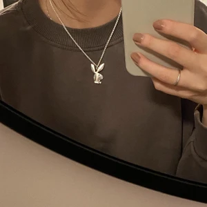 Playboy halsband  - Asballt halsband som jag gjort själv, kedjan är silverpläterad och måttet är 40-45cm! ✨