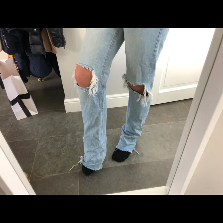 Trendiga jeans ifrån zara som jag köpte sommaren 2019. Super fina och passar bra till alla outfits! . Jeans & Byxor.