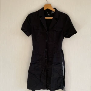 Ny klänning And Other Stories - Nästan ny klänning (använd typ 3 gånger) från And Other Stories. Material: lyocel och linne. Storlek 36. Midjeskärp. 