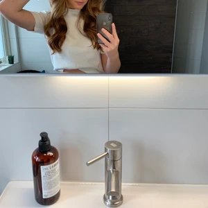 T-shirt från zara - Superfin med en liten polokrage och slits på båda sidor. Jag har vikt upp den på bilderna. Storlek S men är lite oversized. Säljer för 100kr inkl frakt🤍