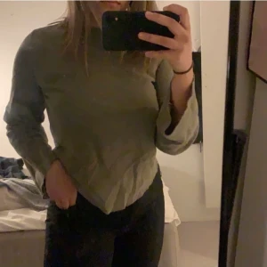 Grön tröja  - En mörkgrön super fin tröja, säljer pga att jag växt ur den. Kan förhandla om billigare pris. Köparen står för frakt! 