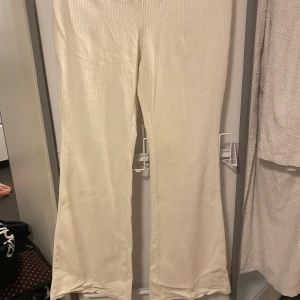 Byxor  - Superfina ”mjukis” byxor från hm, extremt dåliga bilder så om du vill ha fler är det bara att skriva🥰😳 kan frakta och mötas upp🥰