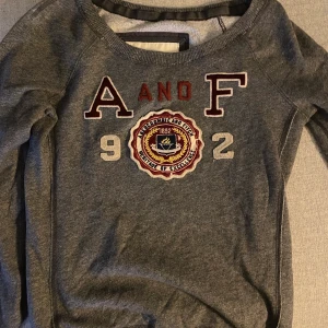 Collagetröja från Abercrombie&Fitch  - Collagetröja från Abercrombie&Fitch stl M