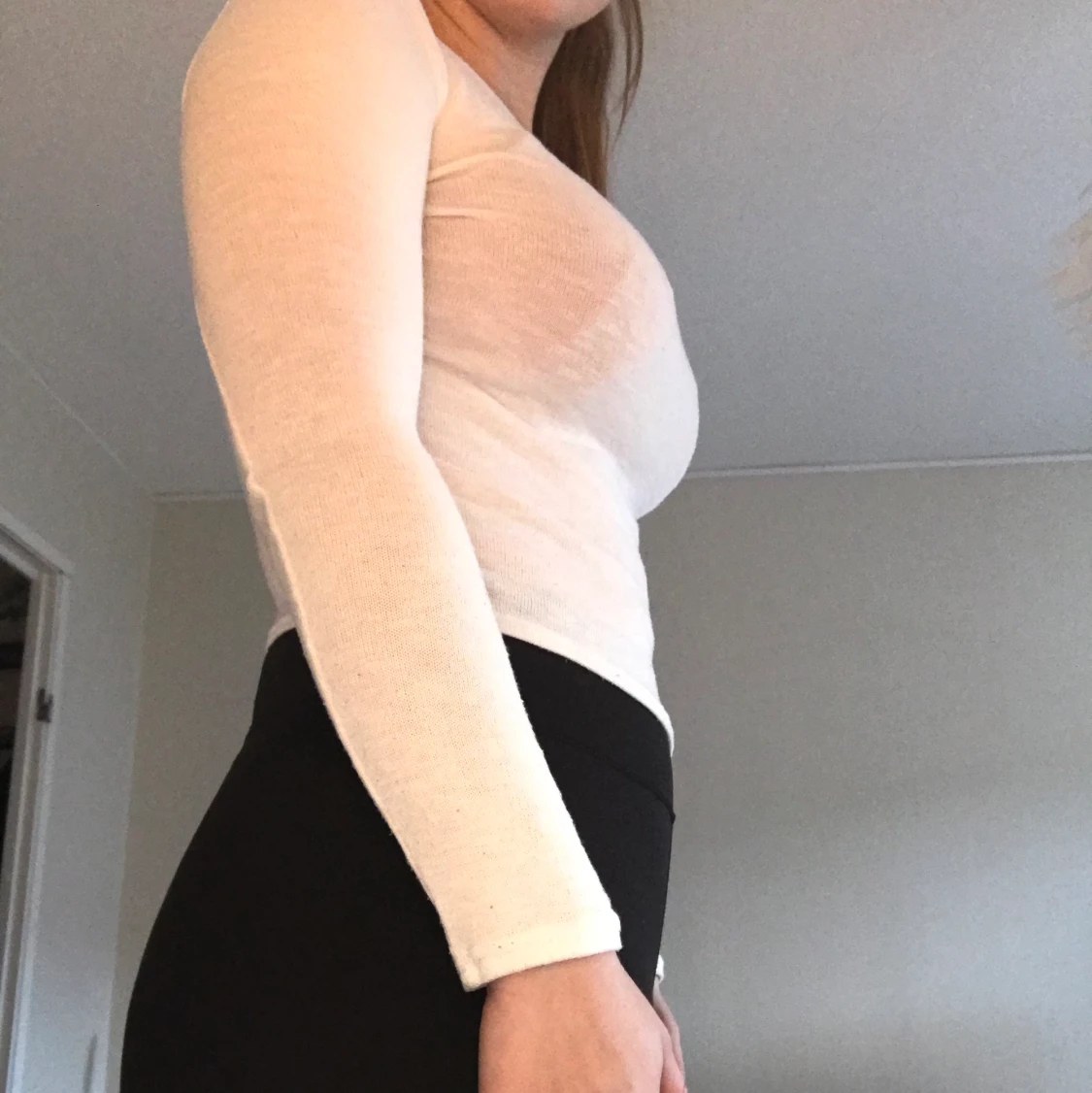 En vit (mer genomskinlig) stickad långärmad tröja. Används max 3 gånger. Den kommer ifrån H&M. Storlek M, lite liten i storleken. Har en snörning bak i nacken.