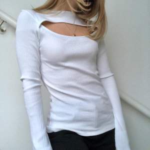 Säljer denna tröja  från Hanna Schönberg kollektion med NA-KD. Det är jag på bilden fast i den svarta tröjan, den vita sitter likadant på mig. Använd 2 gånger och i fint skick. Har vikt upp ärmarna då de är för långa för mig, jag är 156cm. (Frakt inkluderat i priset)