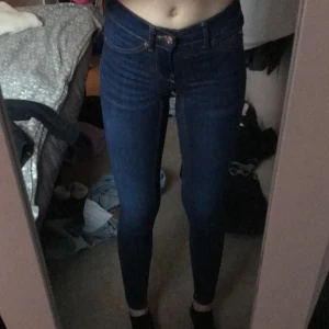 Jeans  -  Fina gamla jeans i från Gina Tricot  Mörkblå tajta låg midjade