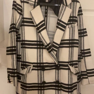 Oversize kappa - Storlek 46, använd som oversize kappa. Passar en i storlek L/M bra. Använd ett fåtal gånger