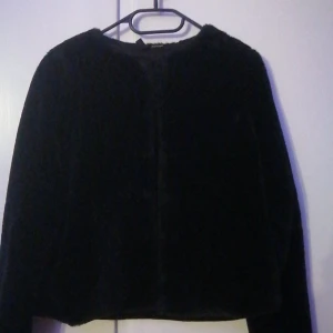 Mjuk pälskofta storlek S - Fluffig svart kofta storlek S, finns fickor också och säljer den för att får ingen användning och rensar min garderob, har dessutom använt den en eller 2 gånger. Köpte den för 100 kr på H&M men vi kan diskutera om hur mycket du kan ge för den. 