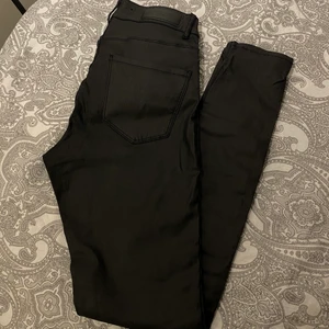 Coatade byxor (Skinny fit) - Coatade byxor från Vero Moda. Väldigt bekväma då de är stretchiga! 😍