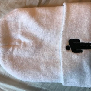 Billie mössa - Vit Billie mössa, säljer för att jag inte är ett stort fan av Billie längre. Bra skick! 