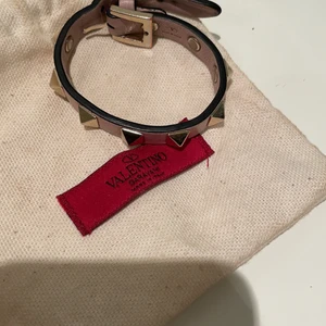 Valentino armband - Valentino armband ljusrosa❤️ Köpt 2020 på Valentino nypris: 1800 kr. Armbandet har slitningar fråga om bilder. Fått väldigt många som vill köpa budet ligger på 900 kr om man e intresserad av att köpa skriv till mig. Du kan även köpa armbandet direkt för 1100 + 66 kr (frakt)❤️