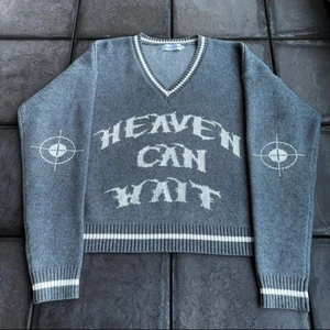 Heaven can wait- grå - Grå stickad från heaven can wait! Har TVÅ i M!! Kan passa både större och mindre beroende på hur man vill att den ska sitta. Frakt tillkommer✨ se min andra annons för budgivning👍