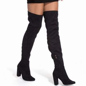 Over knee boots i ”mocka” från Nelly. Säljs inte längre. Storlek 38. Ordinarie pris 600kr.