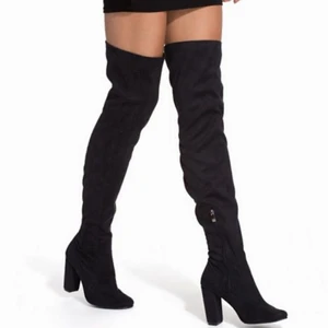 Over knee boots från Nelly - Over knee boots i ”mocka” från Nelly. Säljs inte längre. Storlek 38. Ordinarie pris 600kr.