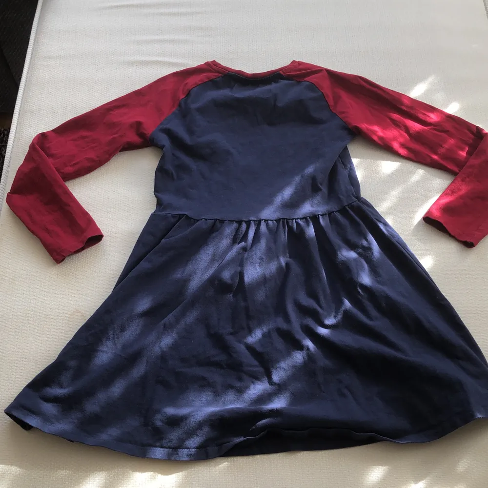 Säljer en fin blå och röd klänning ifrån Lager 157. Storlek 150. Säljer den för att den har blivit för liten för mig och har inte använt den så många gånger! Den har en liten liten vit fläck på ärmen, men det går nog att få bort! Kontakta mig för fler bilder och frågor❤️. Klänningar.