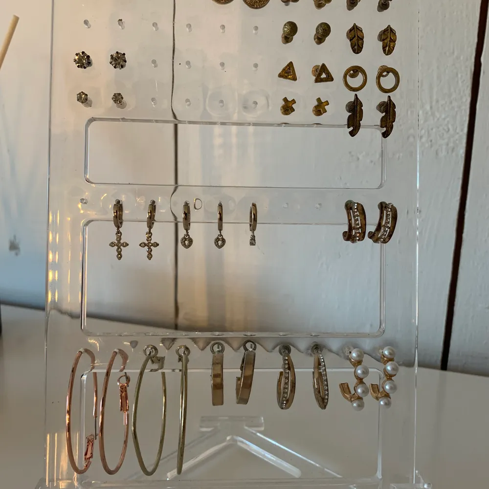 ✨Har 3st örhängena ställningar som jag säljer✨ super fin och även bra organisation, rekommenderar verkligen, 150kr/st  😊 . Accessoarer.