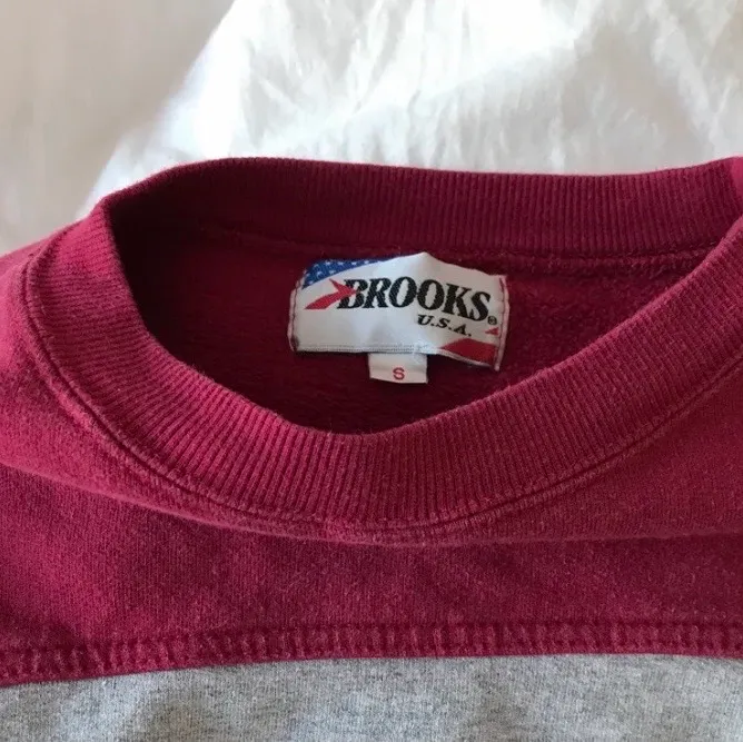 Snygg oversized huvudtröja som är grå, röd och marinblå. Trycket på tröjan är Brooks usa. Köparen står för frakt❤️. Hoodies.