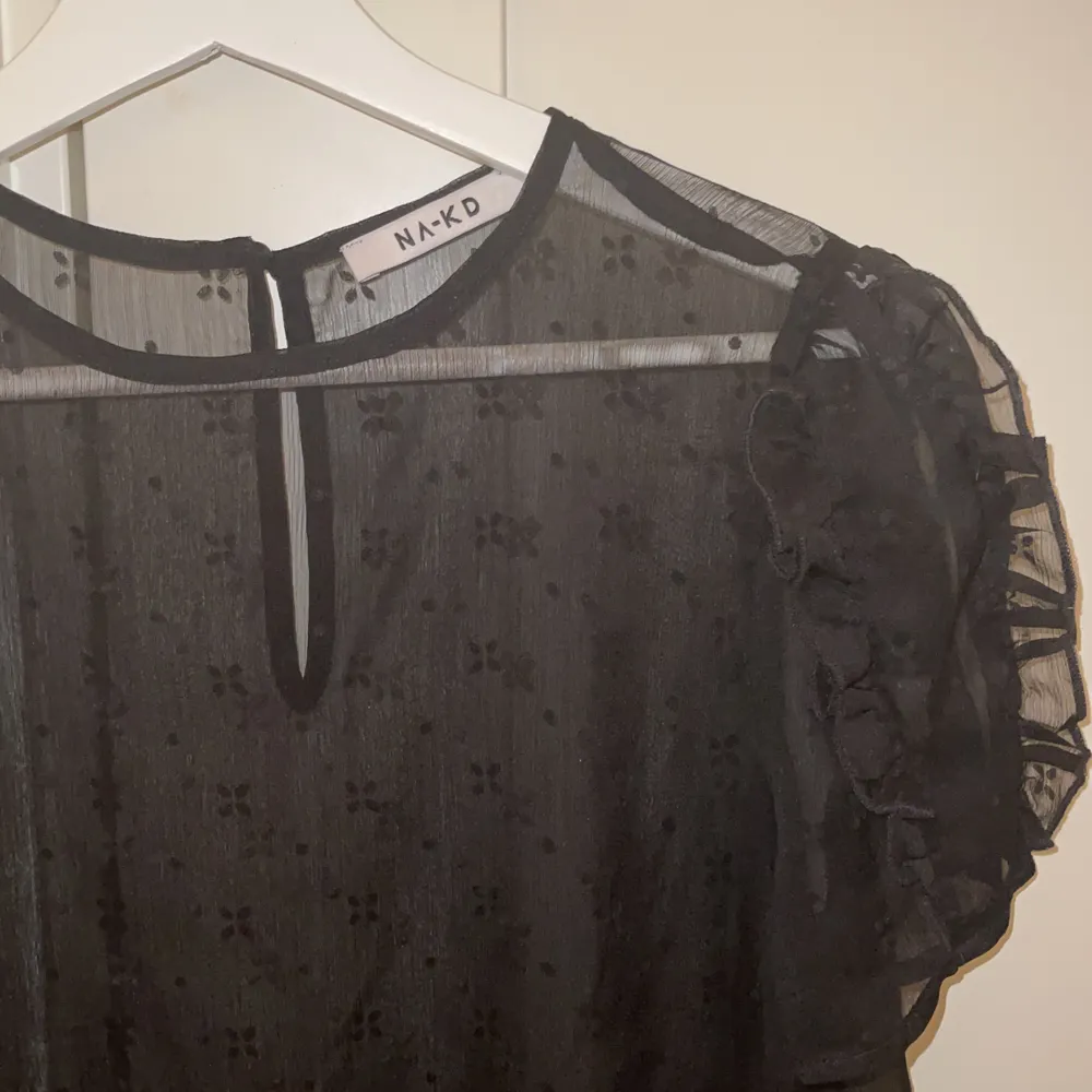 Nakd tröja med mesh material med blommigt mönster o detaljerade ärmar. Passar Xs och X. 75 kr + frakt. Toppar.